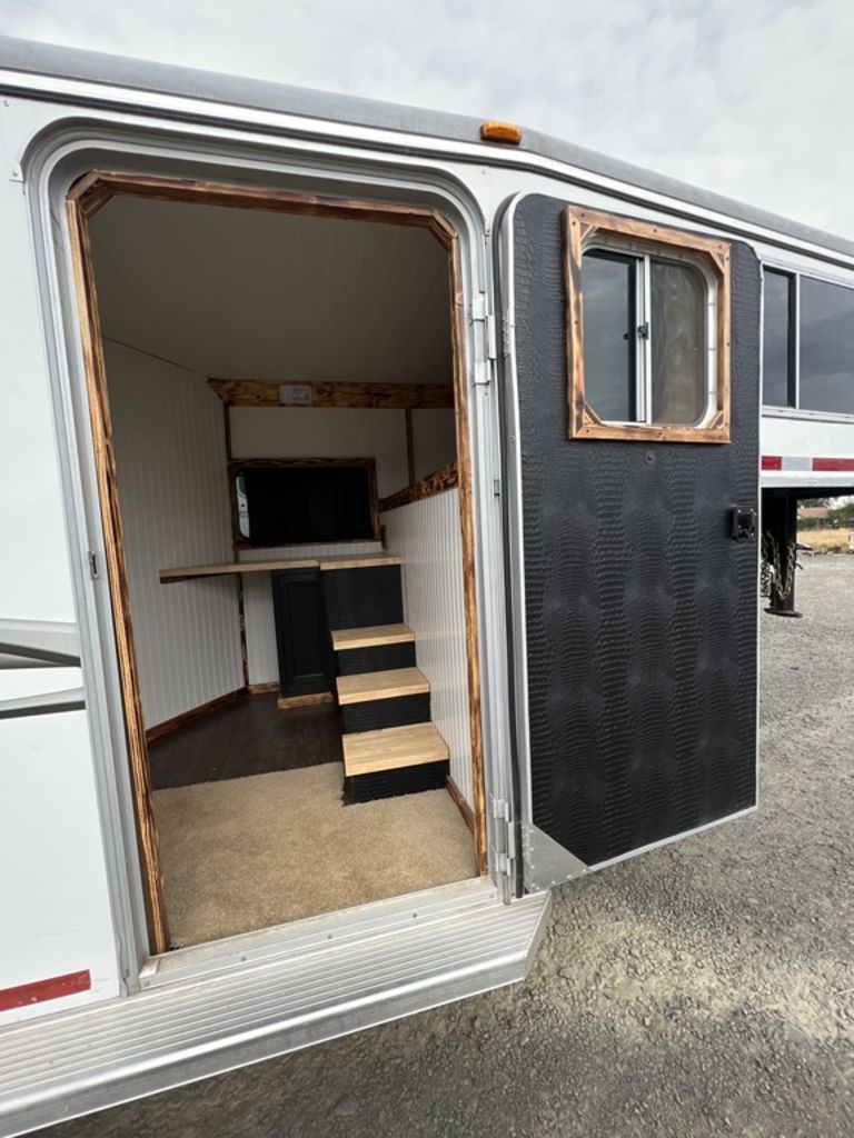 2007 Logan Coach Edge 3 Horse w/Insulated Dressing Room - Image 14