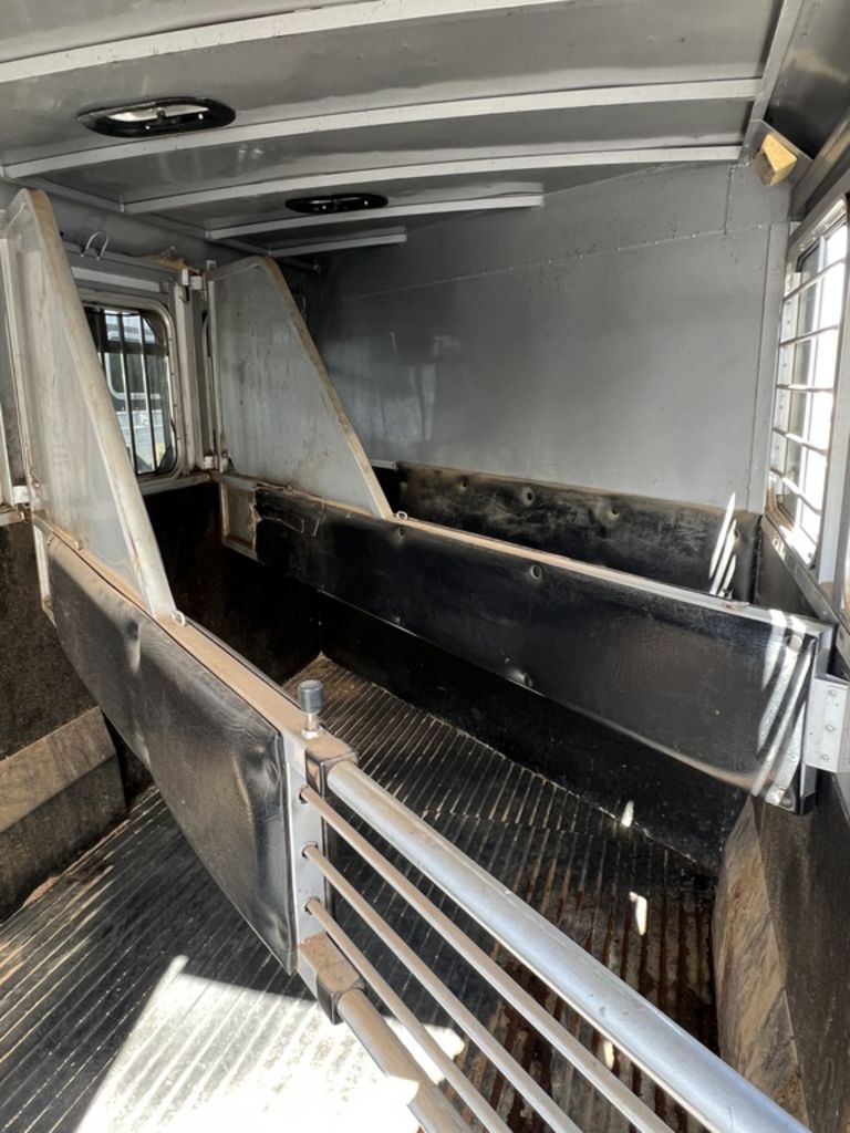 2007 Logan Coach Edge 3 Horse w/Insulated Dressing Room - Image 7