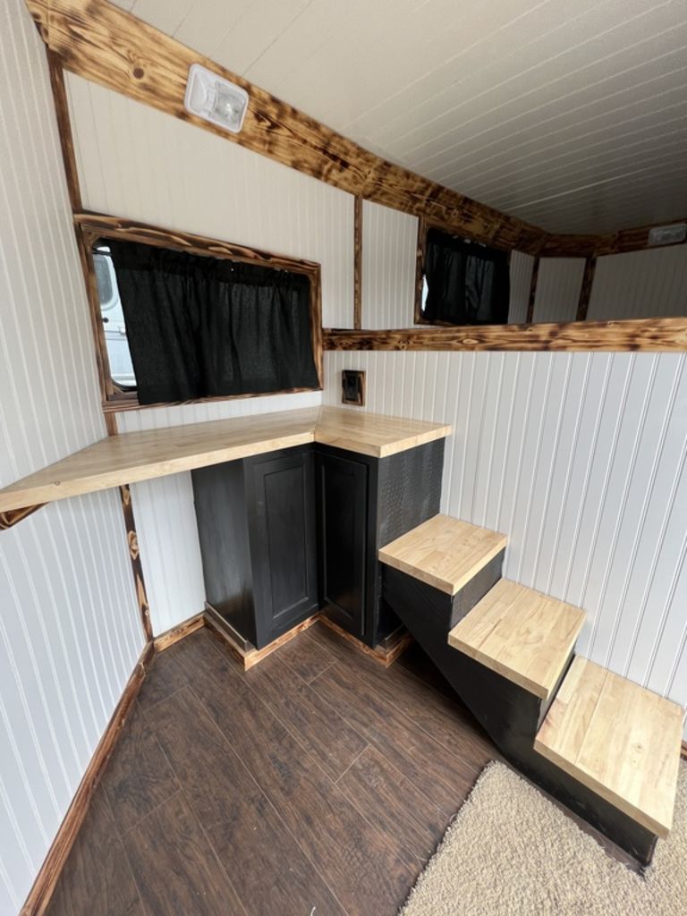 2007 Logan Coach Edge 3 Horse w/Insulated Dressing Room - Image 6