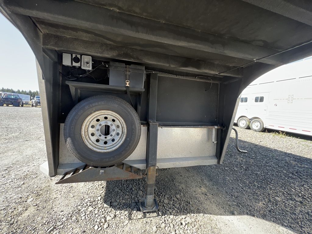 2007 Logan Coach Edge 3 Horse w/Insulated Dressing Room - Image 13