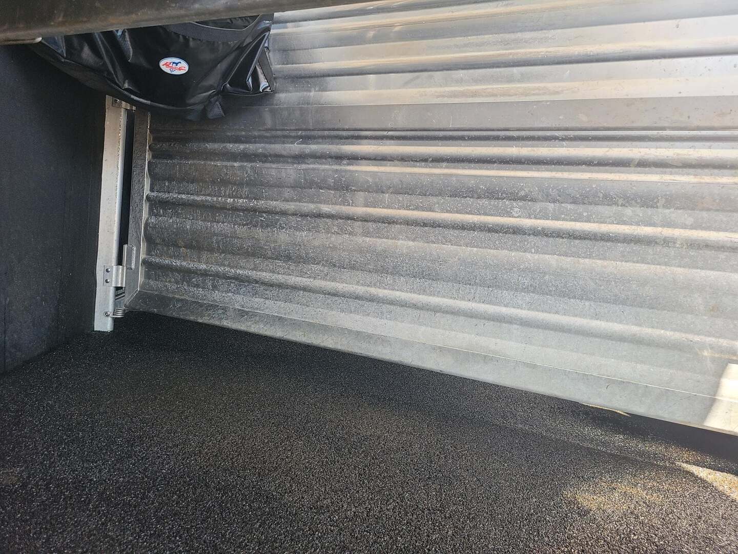 2022 Cimarron Trailers Norstar 3HBP WERM FLOORING, Hayrack & POLISHED ALU - Image 6