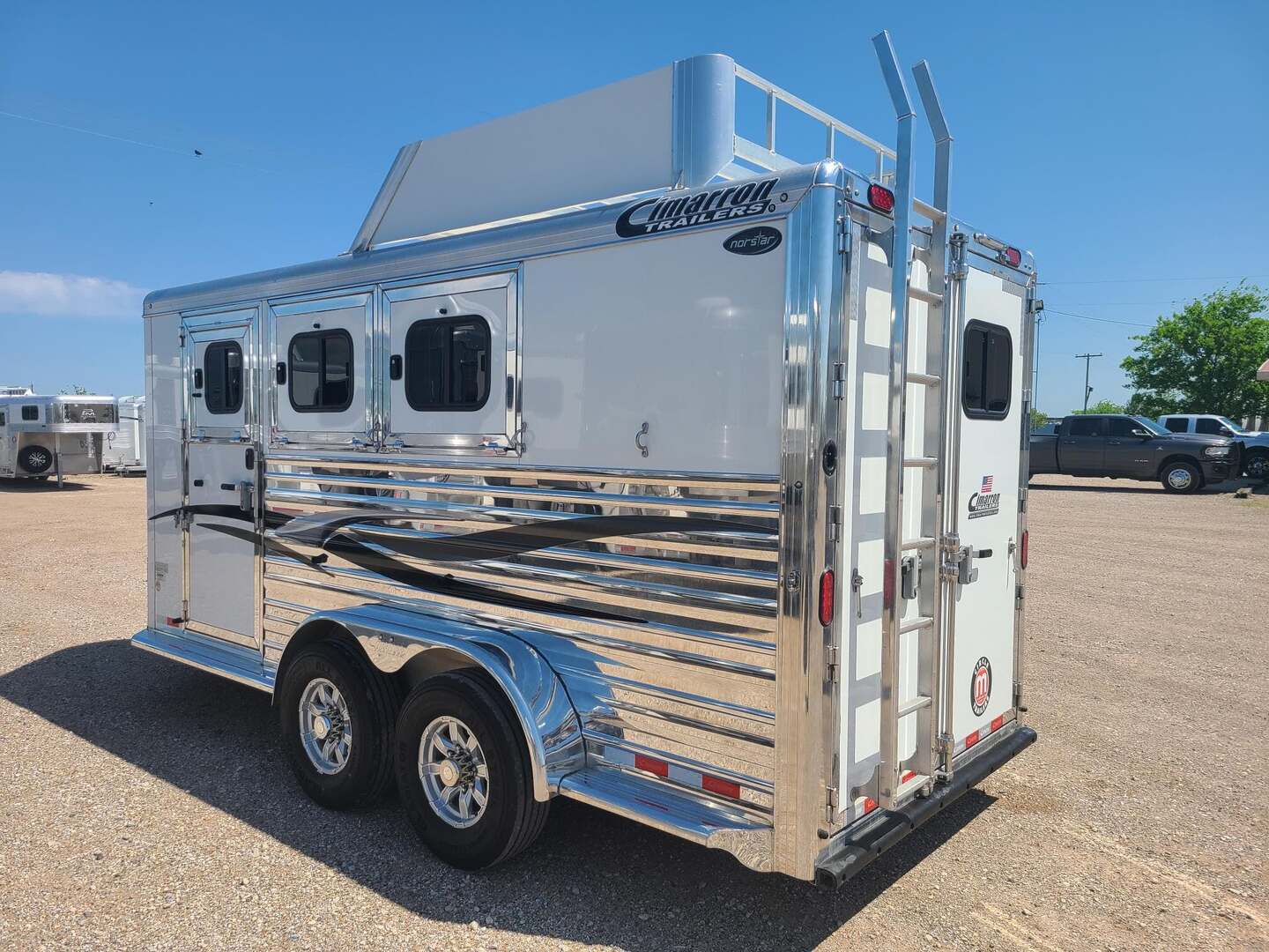 2022 Cimarron Trailers Norstar 3HBP WERM FLOORING, Hayrack & POLISHED ALU - Image 2