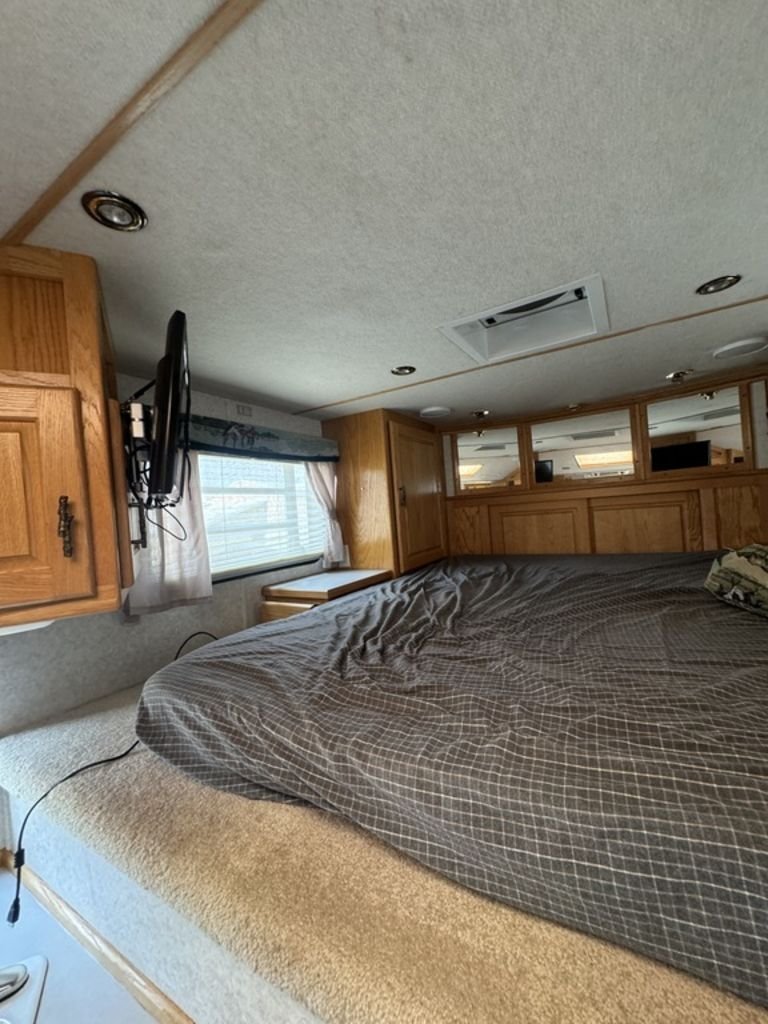 2004 SilverLite 8210 2H Living Quarter - Image 10