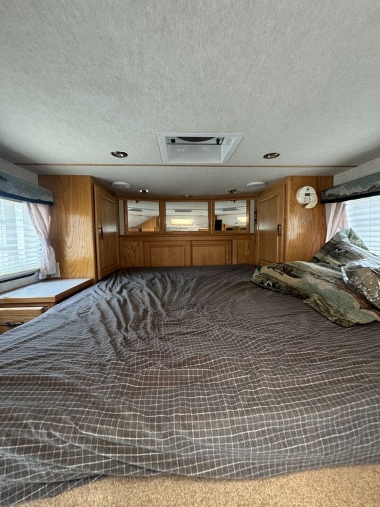 2004 SilverLite 8210 2H Living Quarter - Image 20