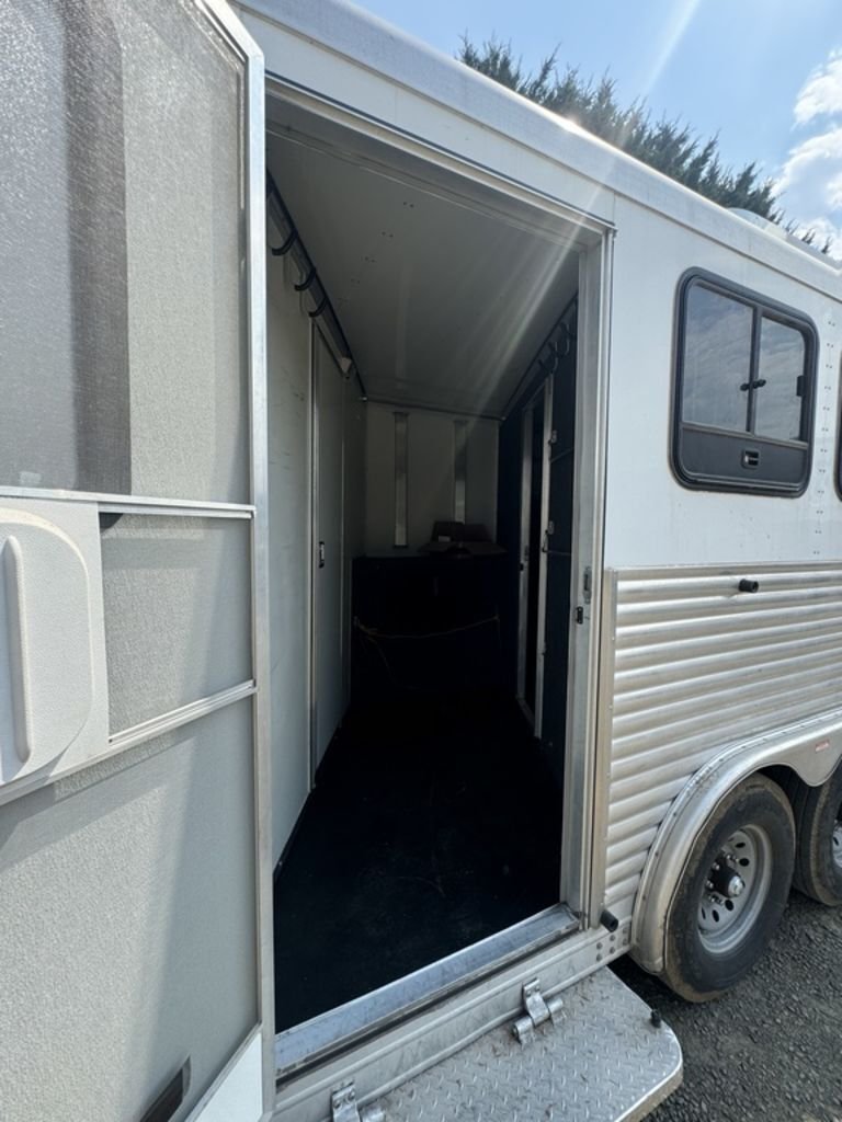 2004 SilverLite 8210 2H Living Quarter - Image 5