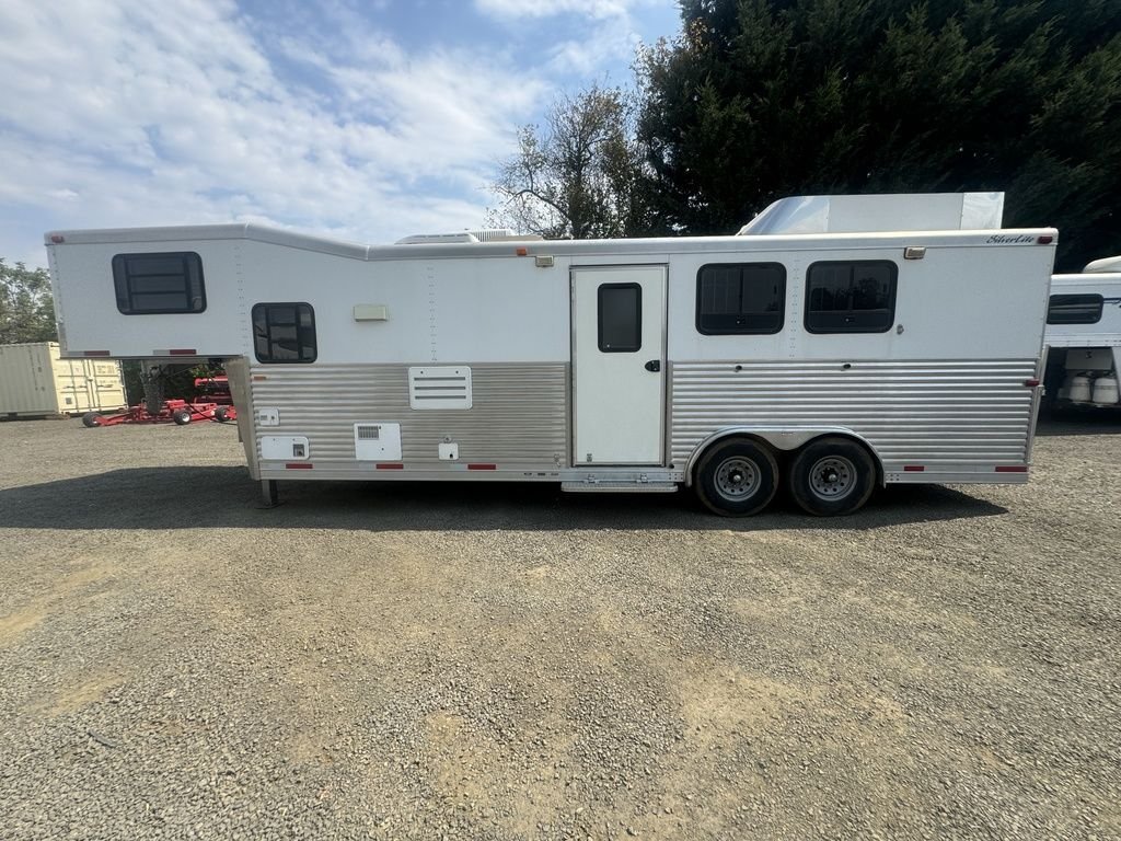 2004 SilverLite 8210 2H Living Quarter - Image 3