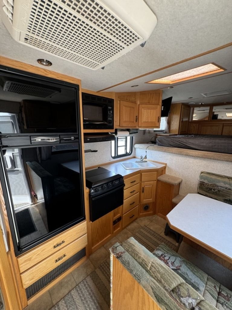 2004 SilverLite 8210 2H Living Quarter - Image 14