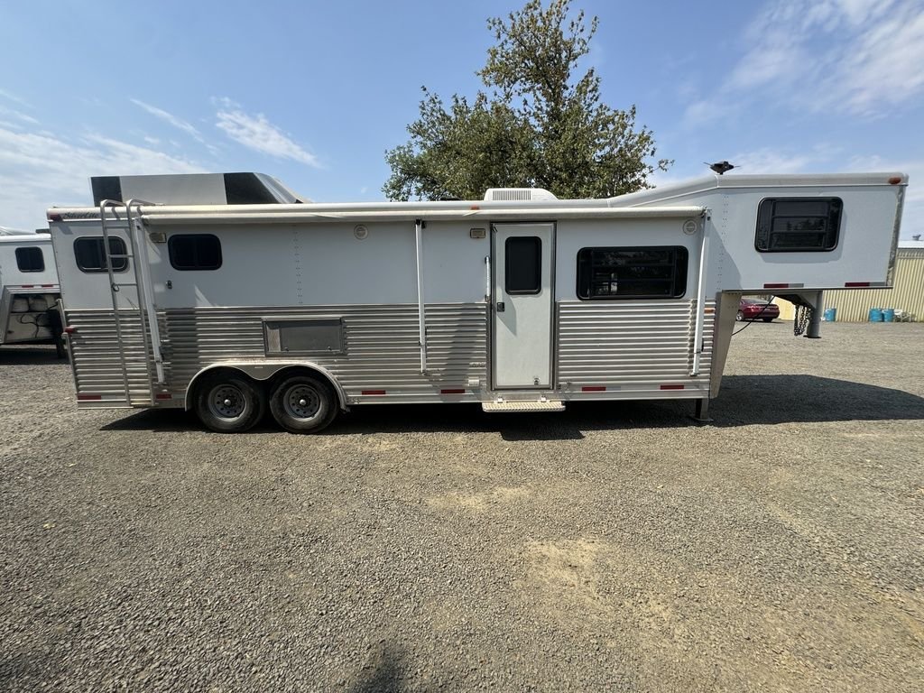 2004 SilverLite 8210 2H Living Quarter - Image 2