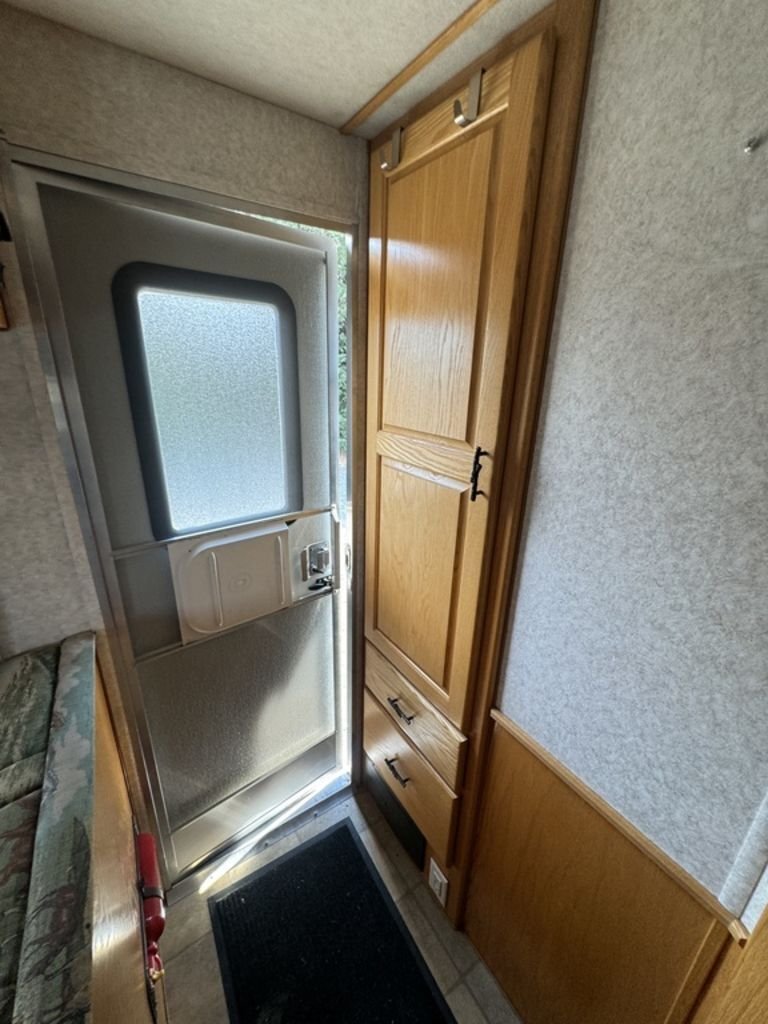 2004 SilverLite 8210 2H Living Quarter - Image 6