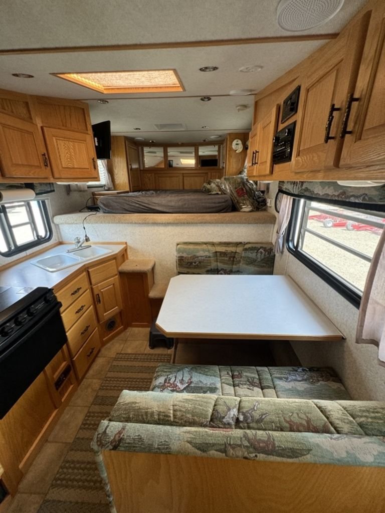 2004 SilverLite 8210 2H Living Quarter - Image 18