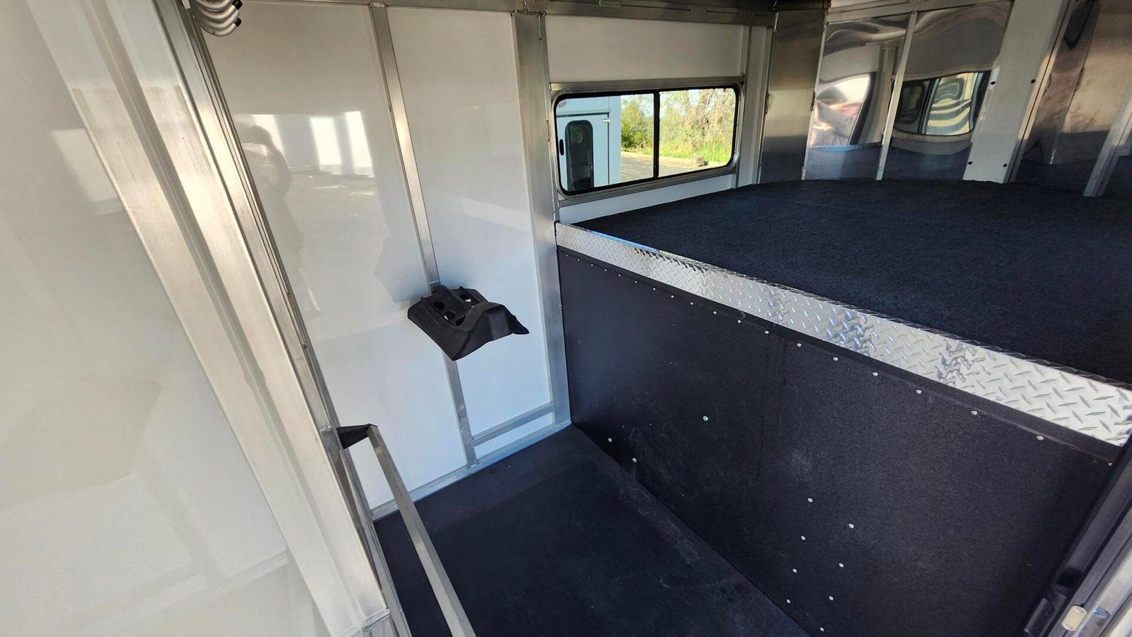 2015 Sundowner Trailers GN 2H Charter TRSE - Image 10