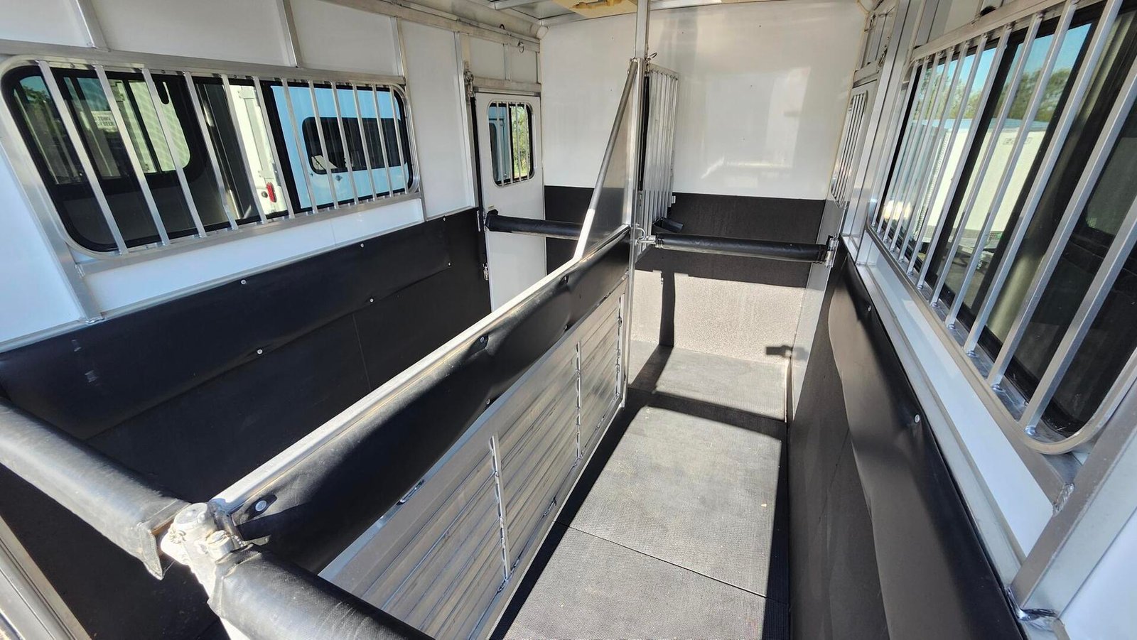 2015 Sundowner Trailers GN 2H Charter TRSE - Image 7