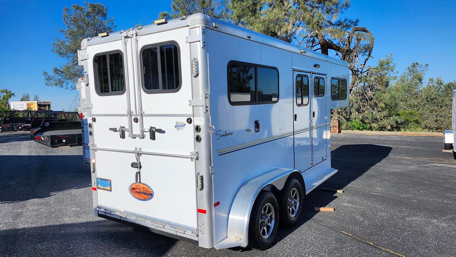 2015 Sundowner Trailers GN 2H Charter TRSE - Image 2