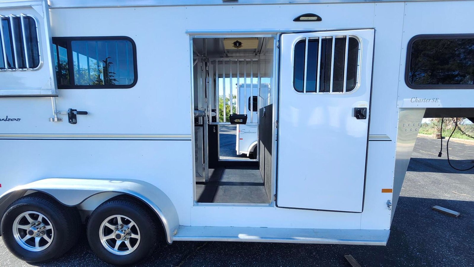2015 Sundowner Trailers GN 2H Charter TRSE - Image 4