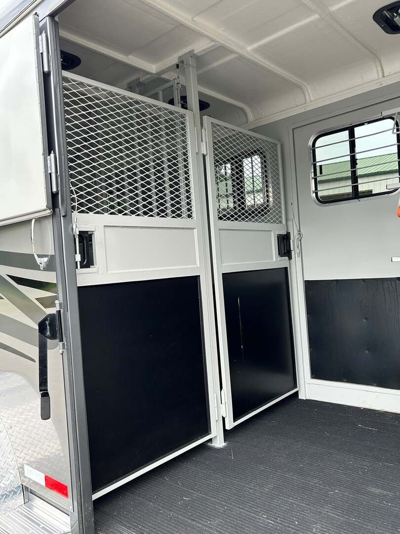 2023 Hawk 2H Gooseneck w/Side Ramp & Weekender Dress - Image 9