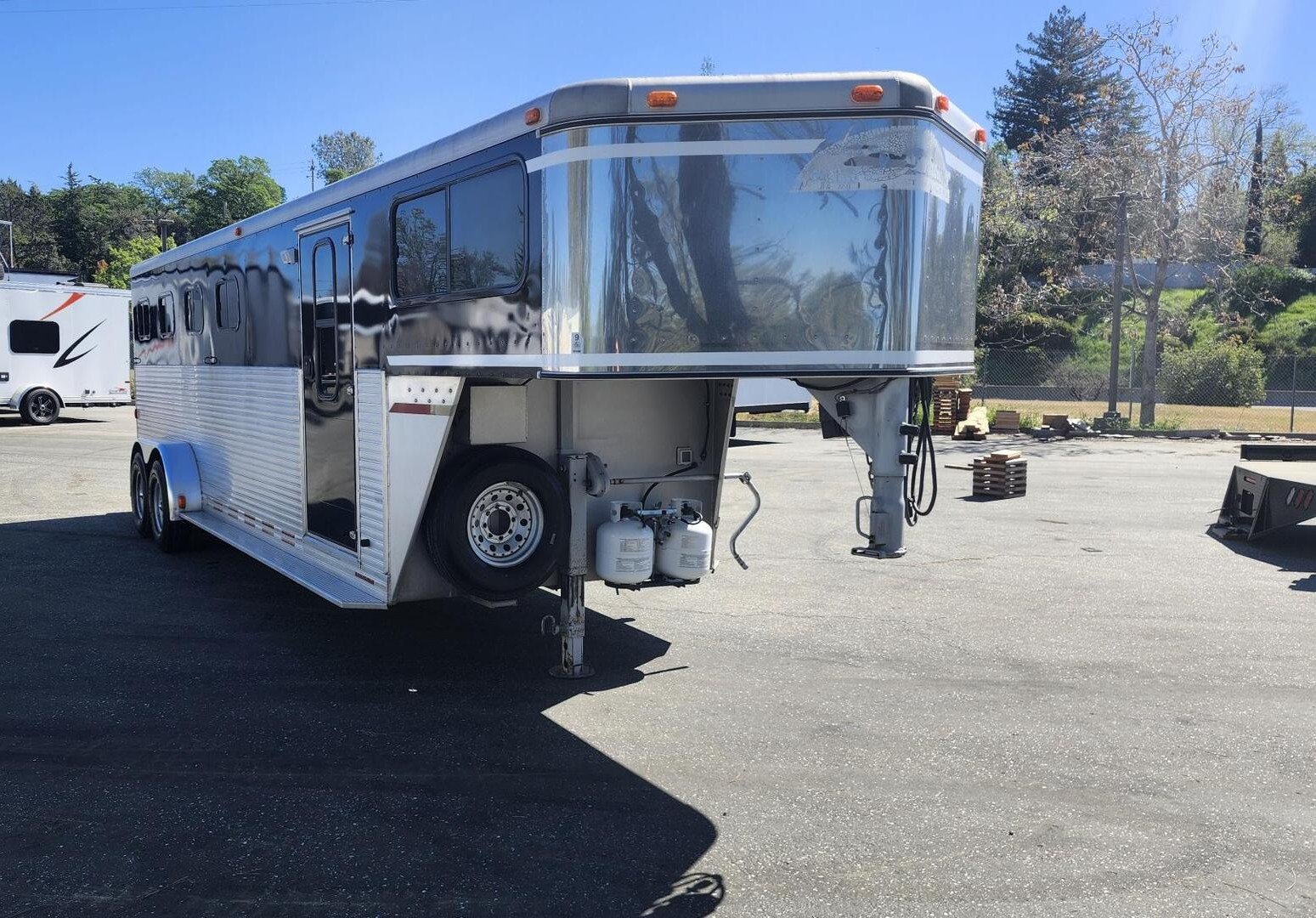 1997 Sundowner Trailers LQ 4H Conversion - Image 3