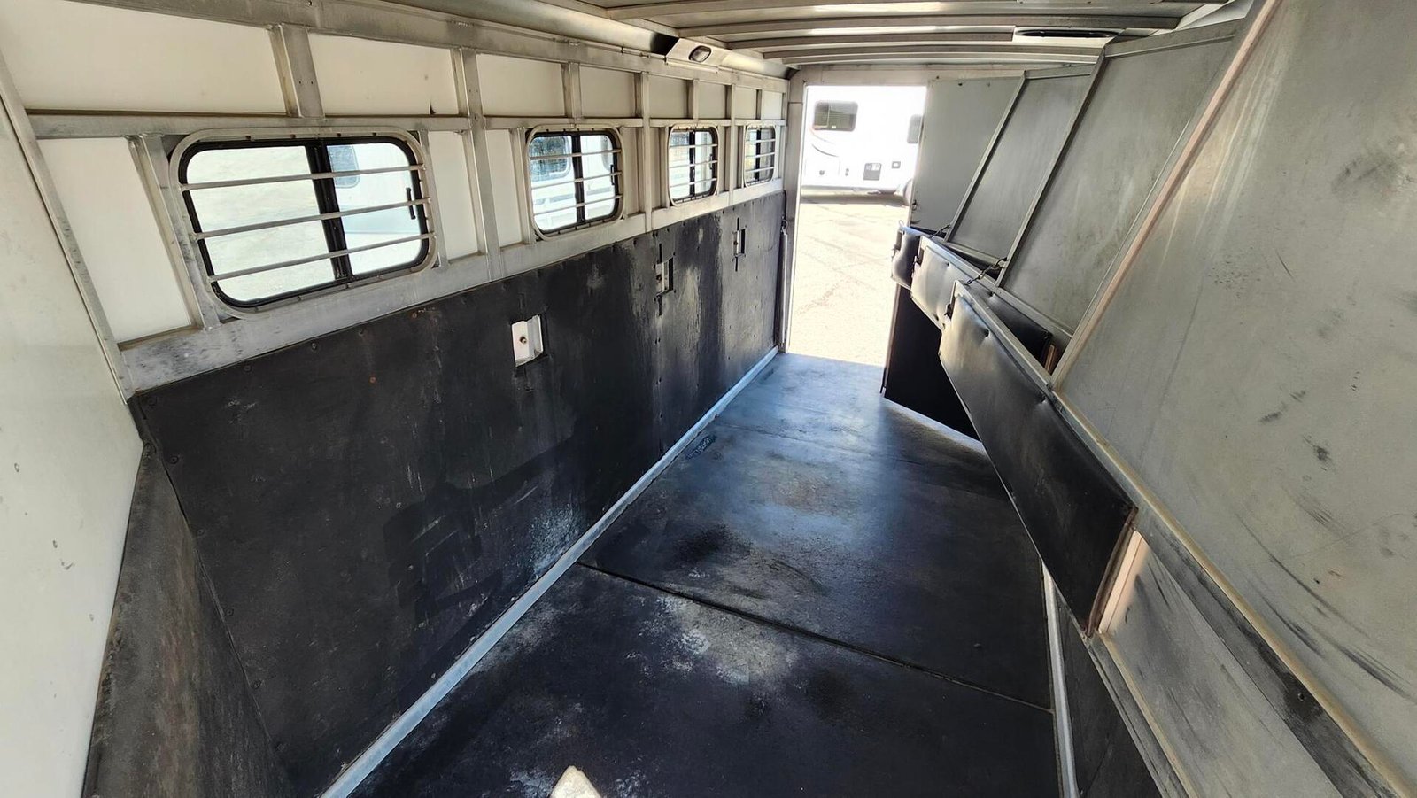 1997 Sundowner Trailers LQ 4H Conversion - Image 8