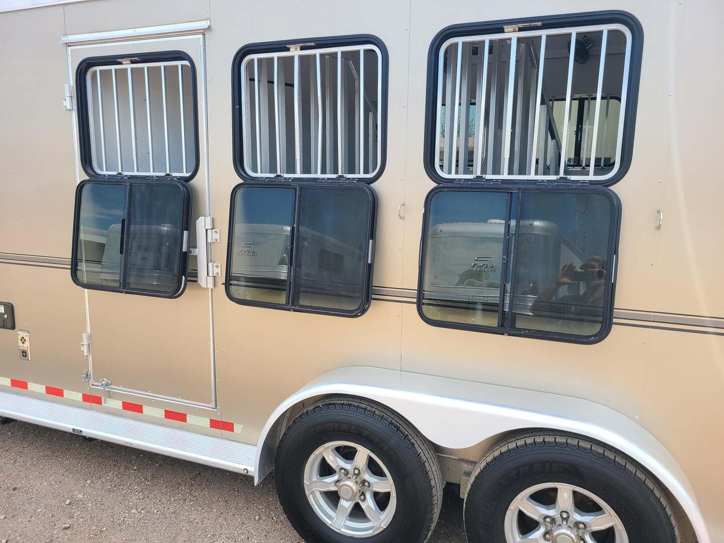 2020 Sundowner Trailers Santa Fe 3 Horse 6'6" LQ with 72" sofa sleeper - Image 7