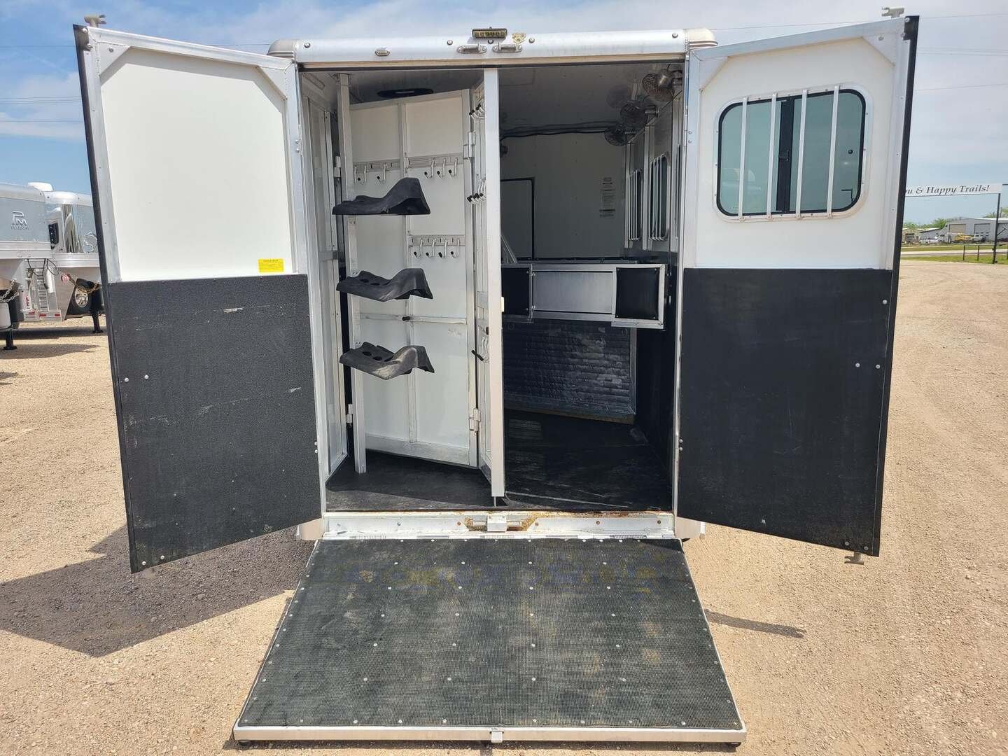 2020 Sundowner Trailers Santa Fe 3 Horse 6'6" LQ with 72" sofa sleeper - Image 5