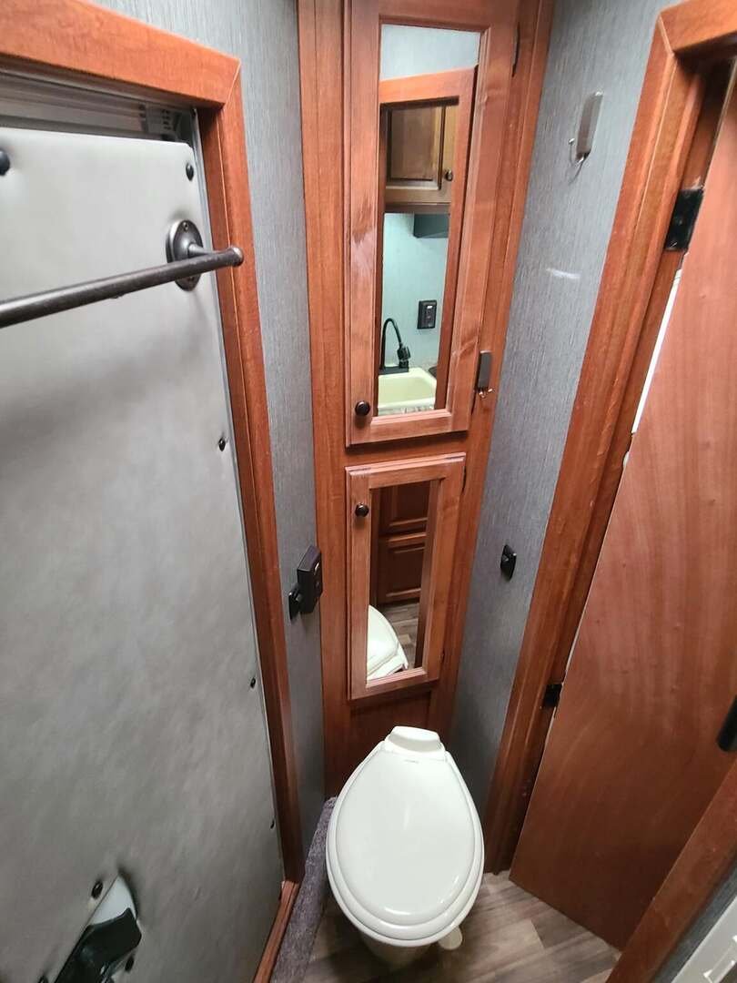 2020 Sundowner Trailers Santa Fe 3 Horse 6'6" LQ with 72" sofa sleeper - Image 14