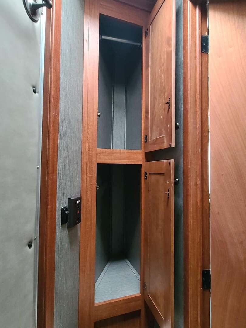 2020 Sundowner Trailers Santa Fe 3 Horse 6'6" LQ with 72" sofa sleeper - Image 15