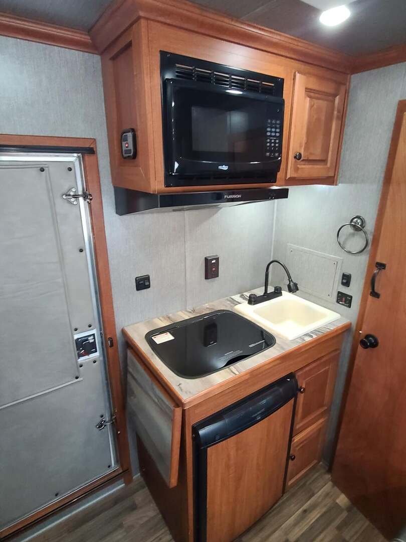 2020 Sundowner Trailers Santa Fe 3 Horse 6'6" LQ with 72" sofa sleeper - Image 10