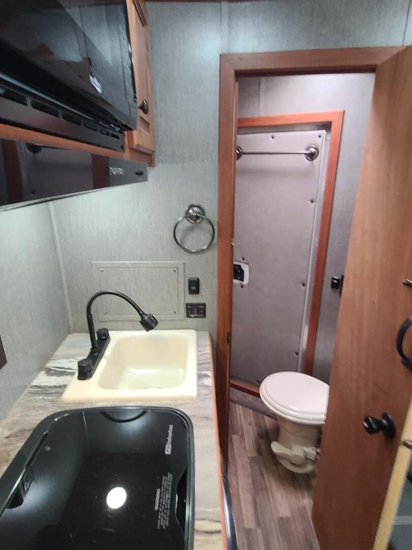2020 Sundowner Trailers Santa Fe 3 Horse 6'6" LQ with 72" sofa sleeper - Image 12