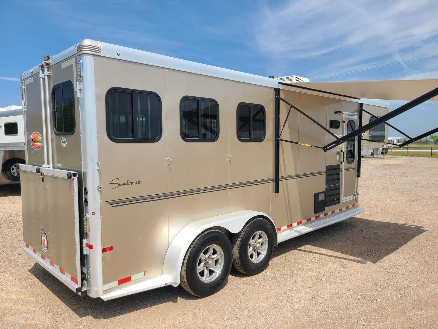 2020 Sundowner Trailers Santa Fe 3 Horse 6'6" LQ with 72" sofa sleeper - Image 3