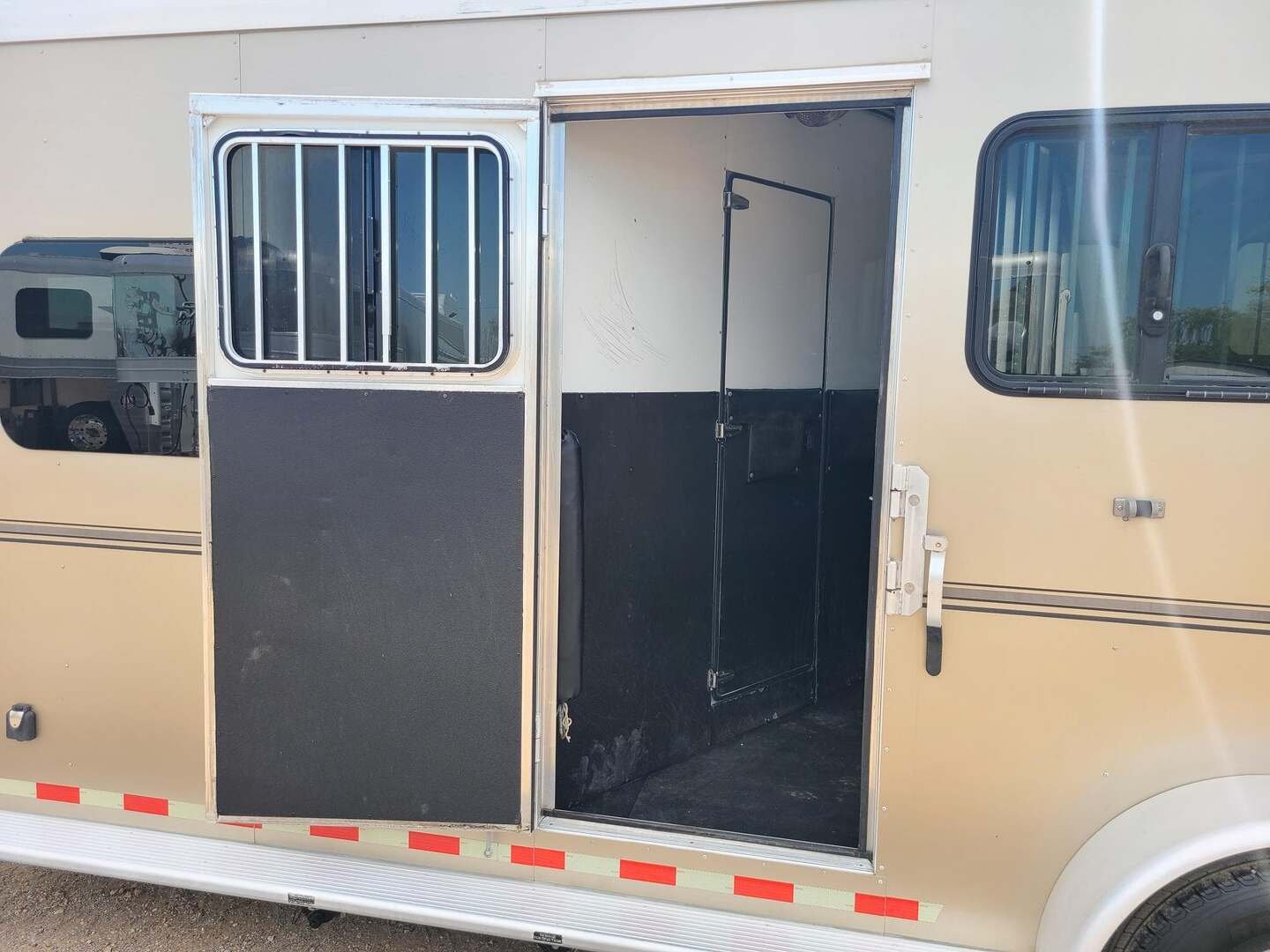 2020 Sundowner Trailers Santa Fe 3 Horse 6'6" LQ with 72" sofa sleeper - Image 8