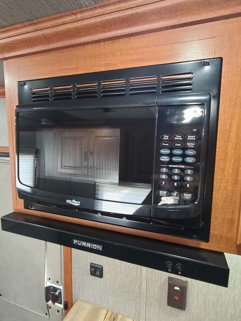 2020 Sundowner Trailers Santa Fe 3 Horse 6'6" LQ with 72" sofa sleeper - Image 19