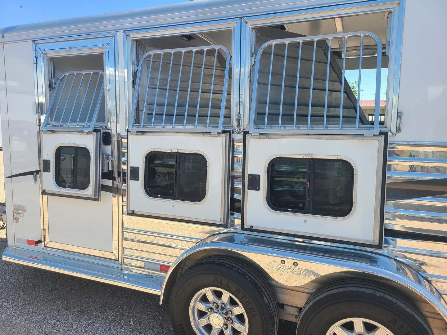 2022 Cimarron Norstar 3 Horse Bumper Pull Trailer - Image 9