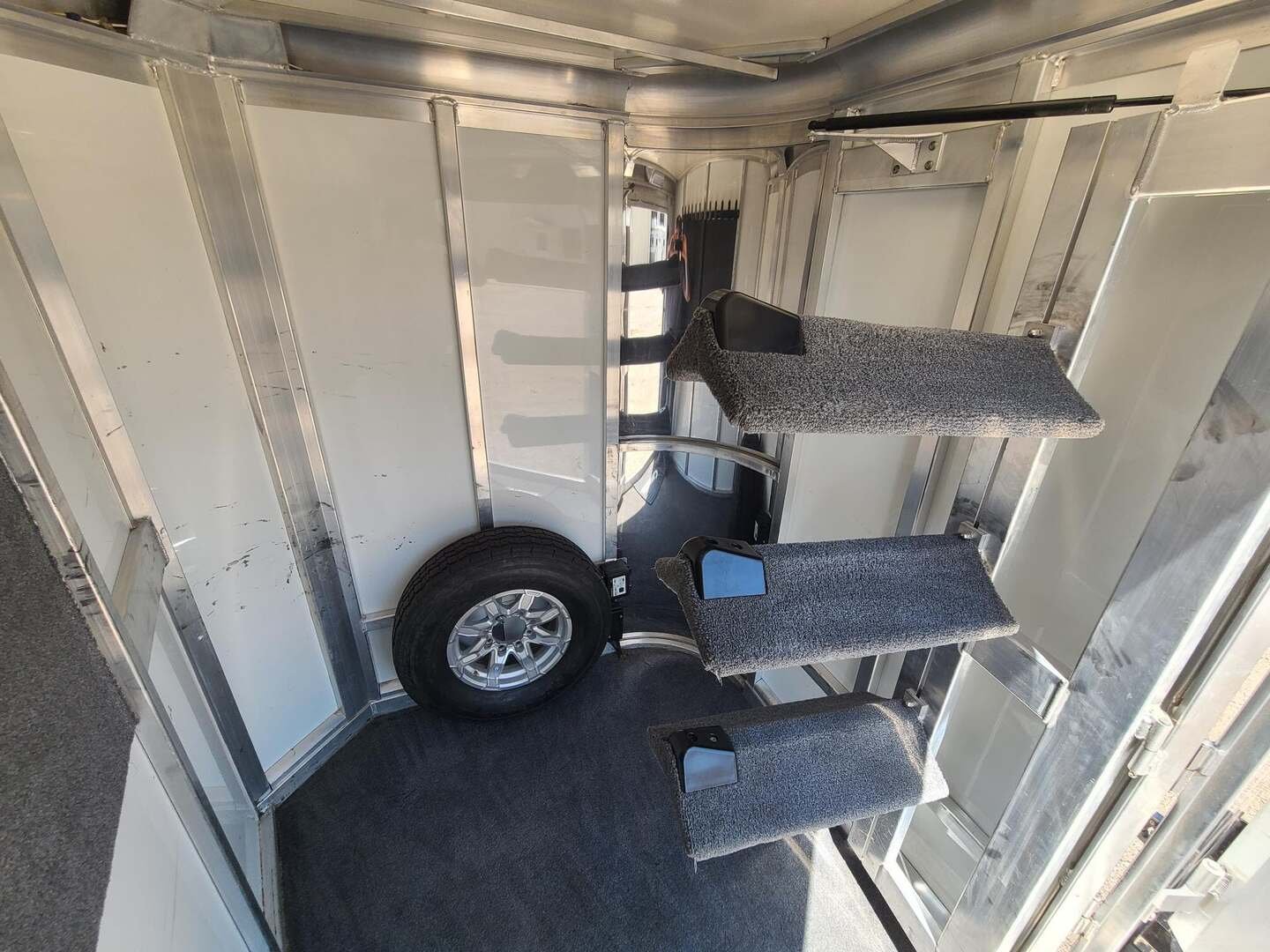 2022 Cimarron Norstar 3 Horse Bumper Pull Trailer - Image 13