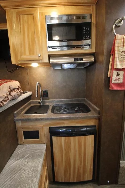 2022 Exiss Escape 7204 2 Horse Weekender 4ft Living Quarters - Image 16