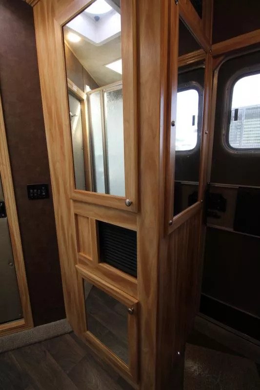 2022 Exiss Escape 7204 2 Horse Weekender 4ft Living Quarters - Image 6