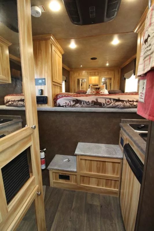 2022 Exiss Escape 7204 2 Horse Weekender 4ft Living Quarters - Image 15