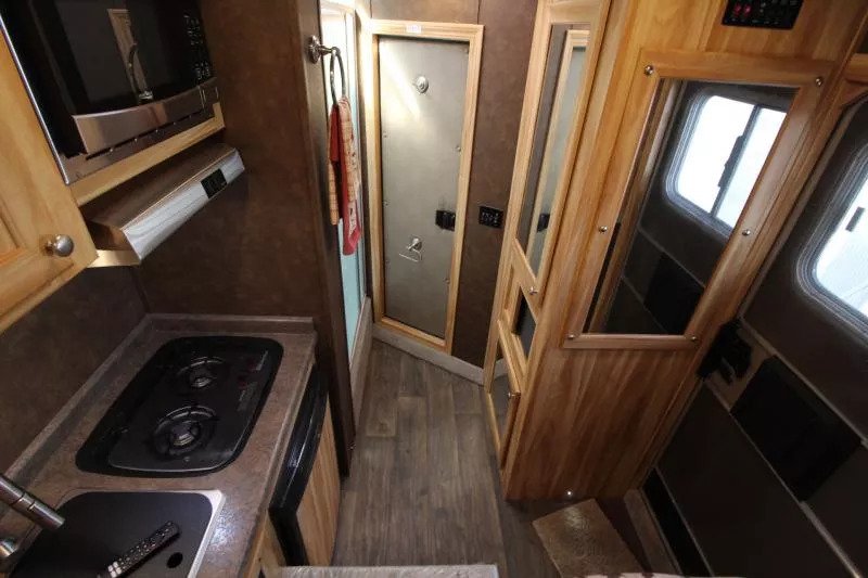 2022 Exiss Escape 7204 2 Horse Weekender 4ft Living Quarters - Image 9