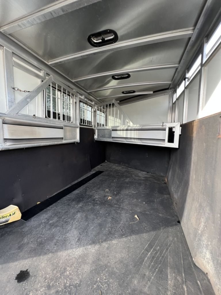 2006 SilverLite Freedom 3 Horse Gooseneck Trailer - Image 12
