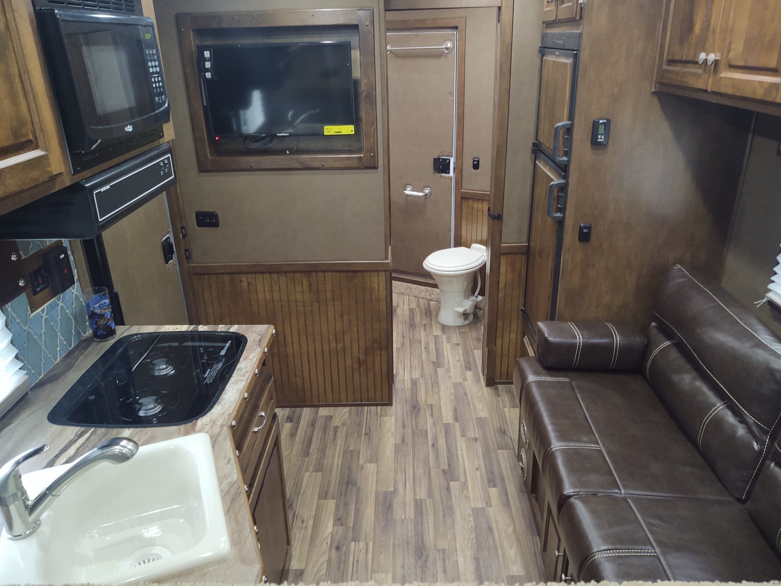 2018 Sundowner 8010 RS 3 Horse Gooseneck Trailer - Image 7