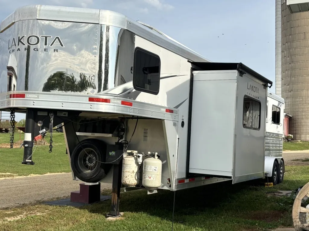 2022 Lakota Charger 2 Horse LQ - Image 4