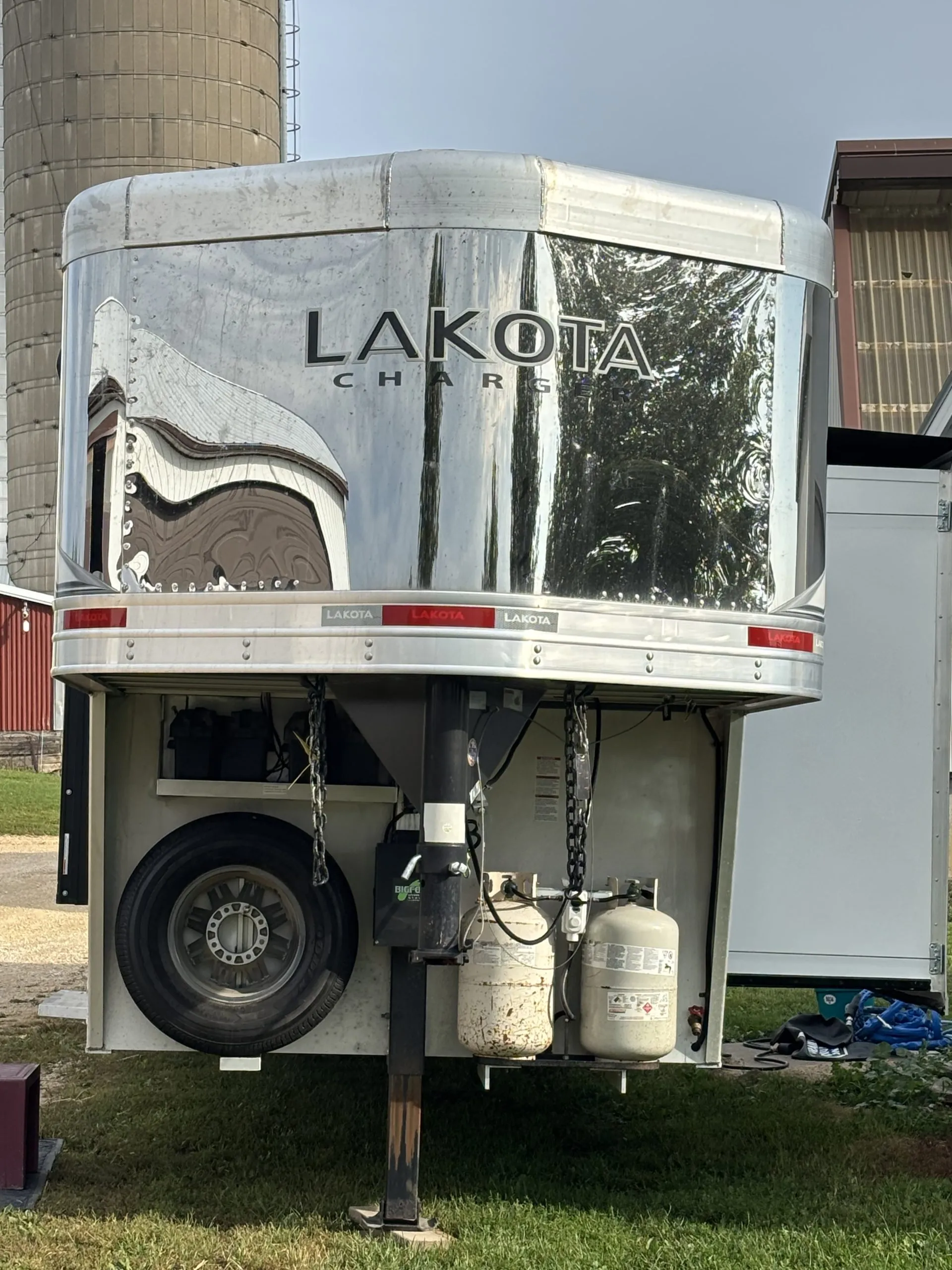 2022 Lakota Charger 2 Horse LQ - Image 9