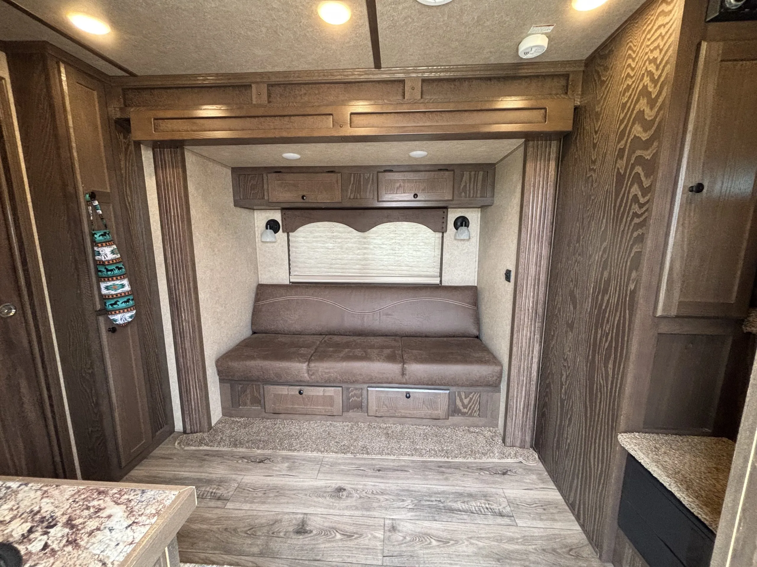 2022 Lakota Charger 2 Horse LQ - Image 7