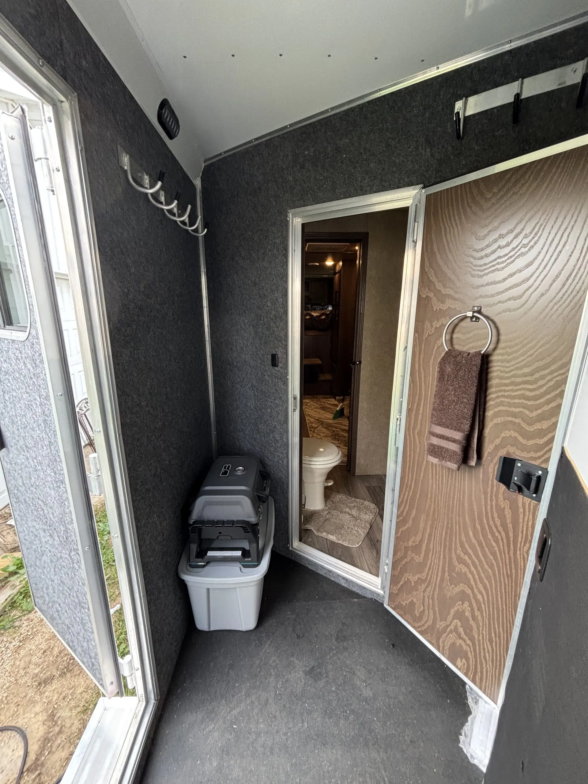 2022 Lakota Charger 2 Horse LQ - Image 16