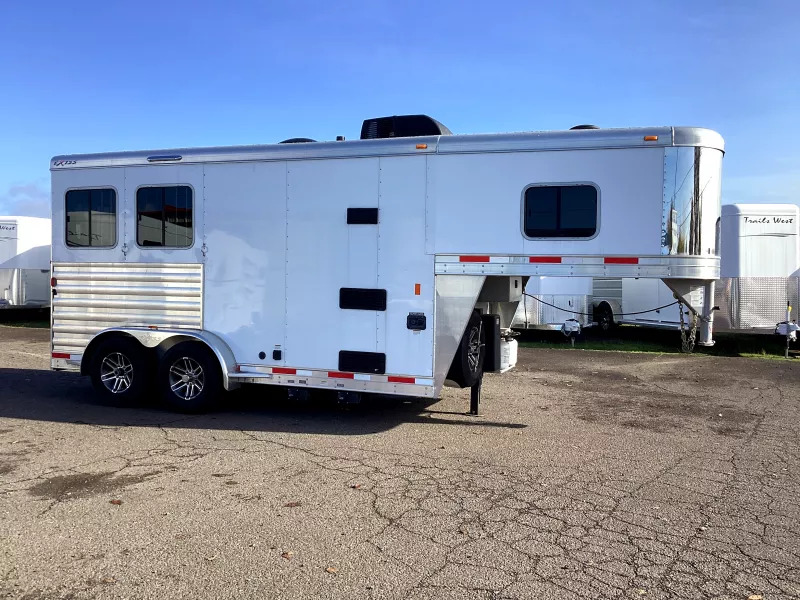 2019 Exiss Escape 7204 2 Horse Weekender Gooseneck Trailer - Image 20