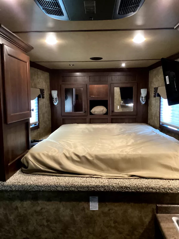 2019 Exiss Escape 7204 2 Horse Weekender Gooseneck Trailer - Image 16