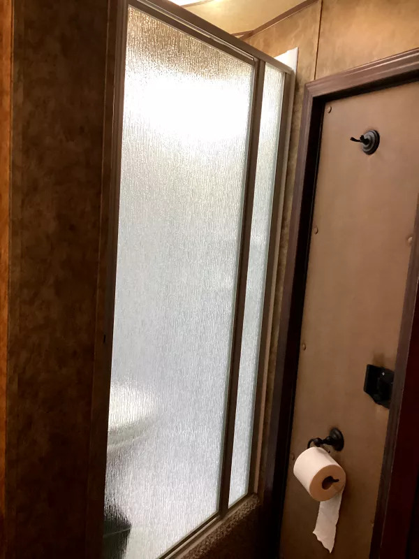 2019 Exiss Escape 7204 2 Horse Weekender Gooseneck Trailer - Image 15