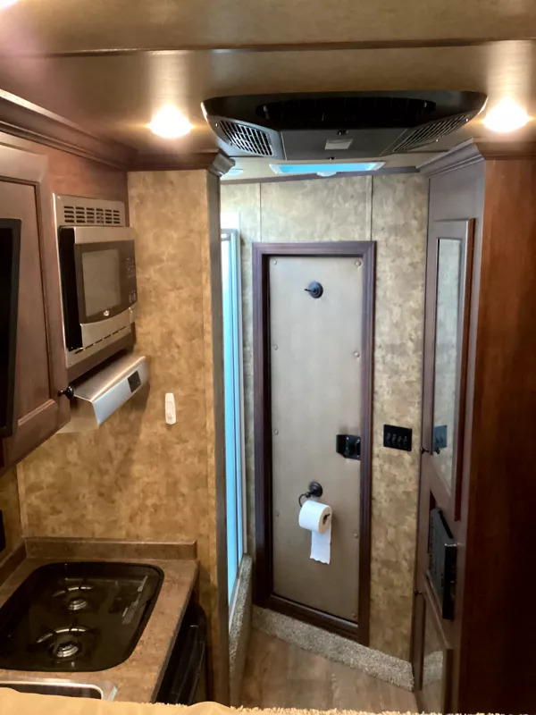 2019 Exiss Escape 7204 2 Horse Weekender Gooseneck Trailer - Image 14