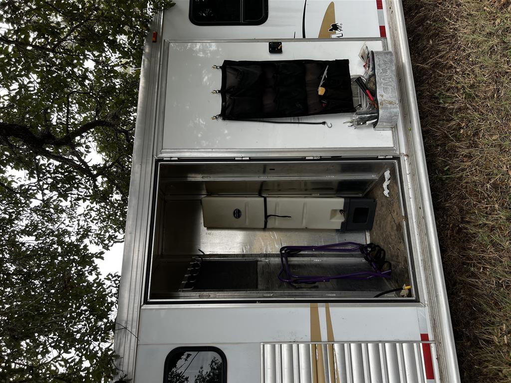 2003 Cimarron 4 Horse Slant Load Gooseneck with Midtack Weekender - Image 16