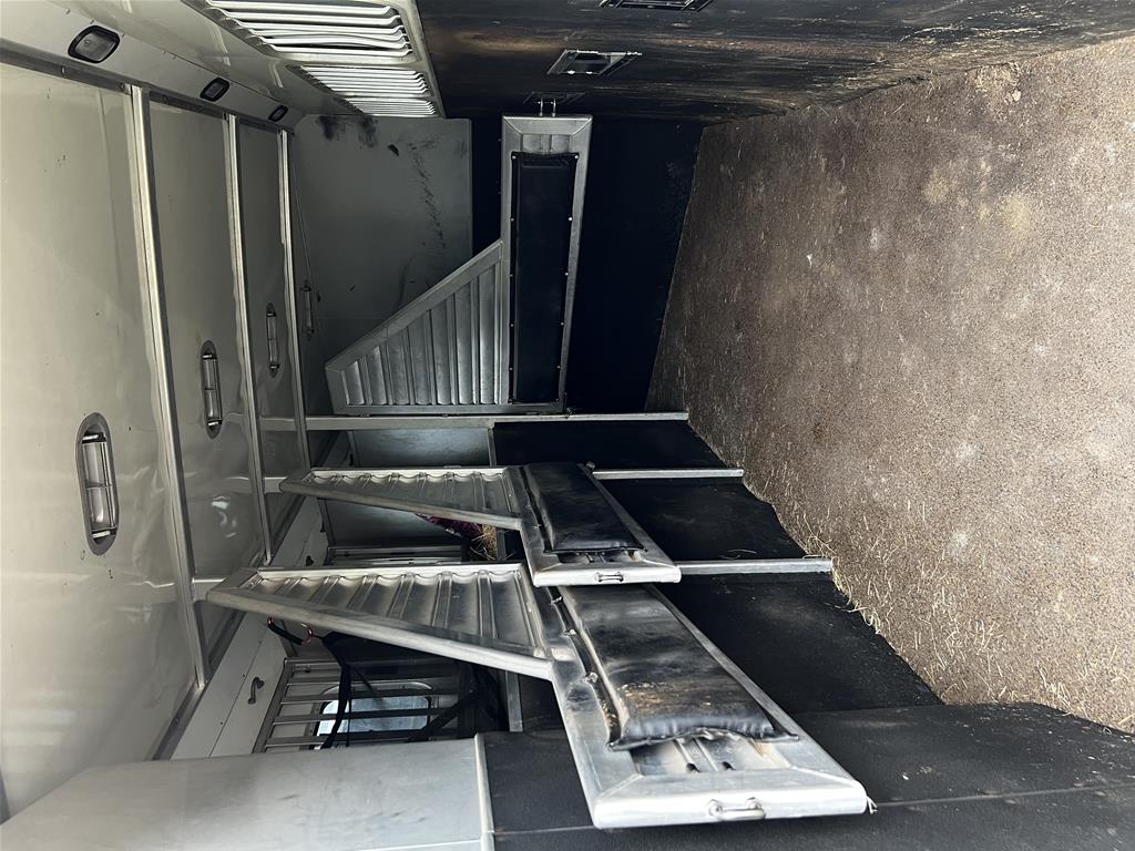 2003 Cimarron 4 Horse Slant Load Gooseneck with Midtack Weekender - Image 10