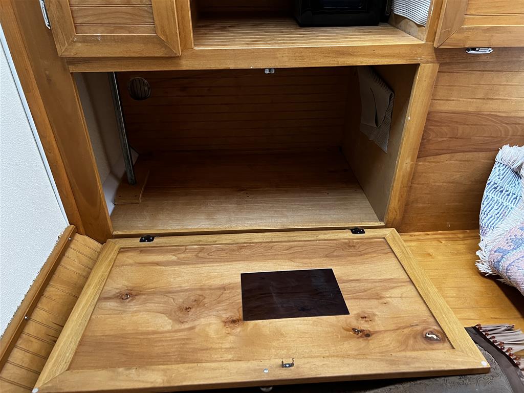 2003 Cimarron 4 Horse Slant Load Gooseneck with Midtack Weekender - Image 15