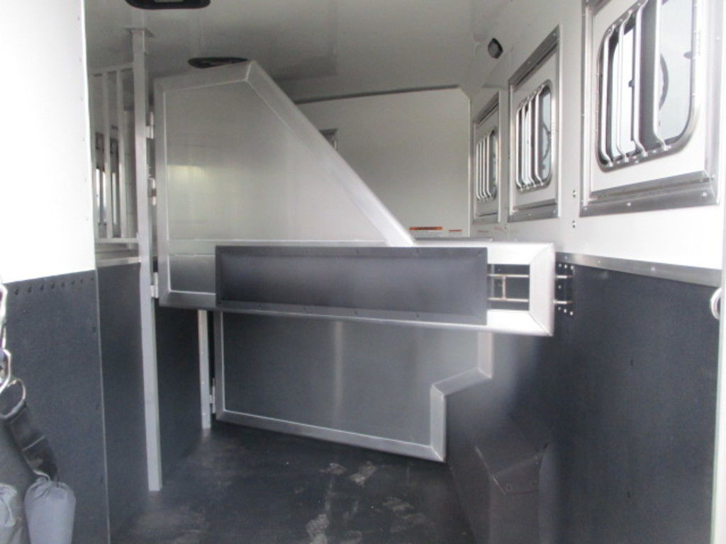 2024 Lakota 8315RK Charger 3-Horse Slant Load with Living Quarters - Image 12